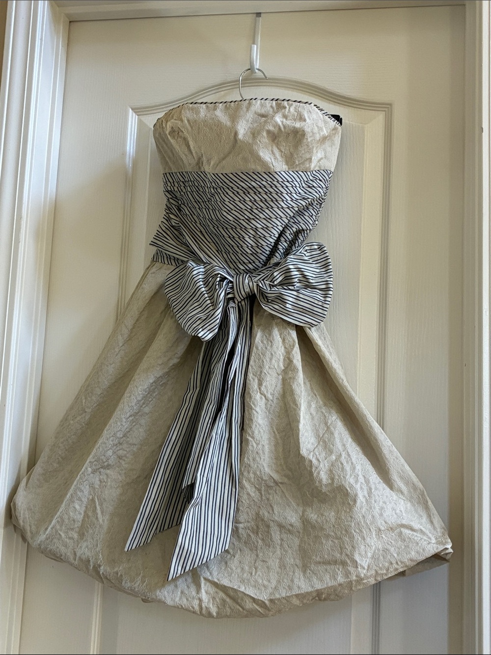 GORGEOUS-VINTAGE! Strapless Champagne fully-lined Dress w/Blk-Wht Striped Sash